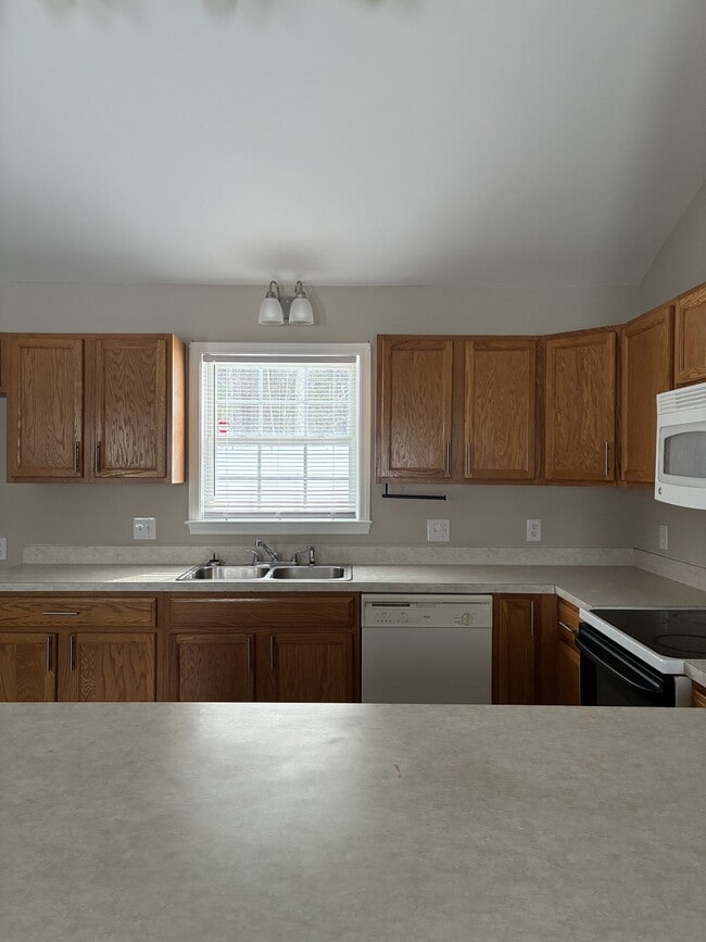 Building Photo - 231 Summerpine Pl