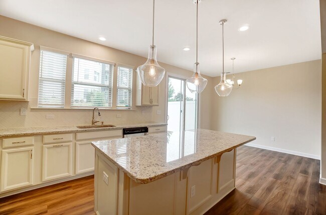 Building Photo - (Coming Soon) 3 Bedroom Townhome in Steele Creek!