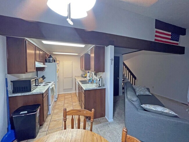 Building Photo - 2-Bedroom Townhome w/ Garage in Northeast Colo Springs