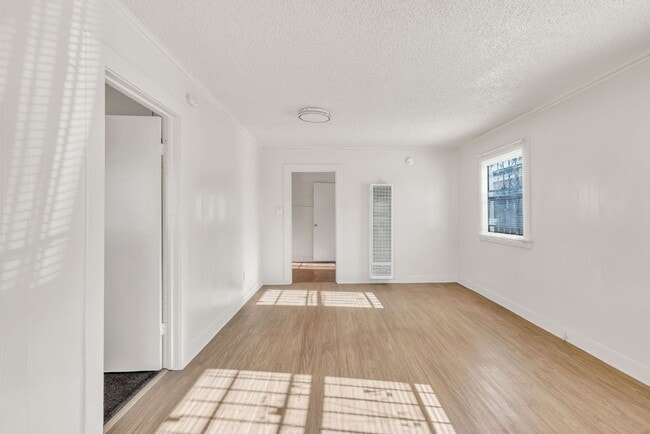 Building Photo - MODERN 2BED/1BATH APARTMENT WITH WASHER/DR...