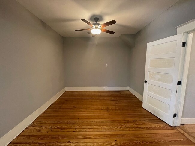 Building Photo - Woodlawn Gem!!