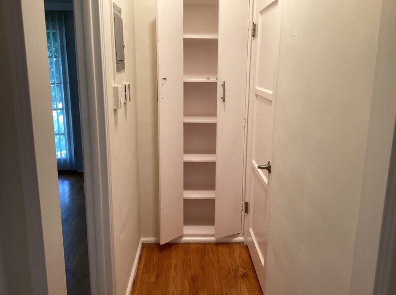 Building Photo - 9979 Robbins Dr