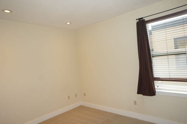 Building Photo - Beautiful 2 bedroom Belmont Condo. 3 Stories, 1 car garage, open floor plan, a/c. Amazing unit!
