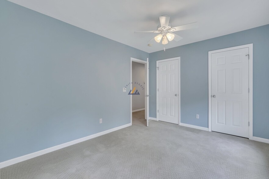 Building Photo - 76 Westbury Park Way