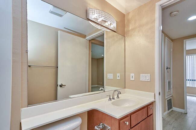 Building Photo - Spacious 2 Bed 2 Bath Condominium In K-Town