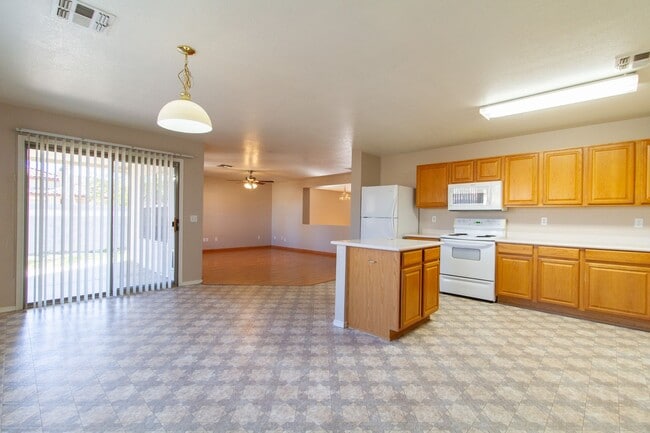 Building Photo - 8566 E Desert Ln