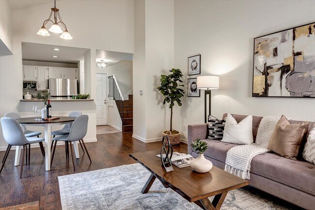 Building Photo - Updated 2 bed Downtown Redmond Condo w/Poo...