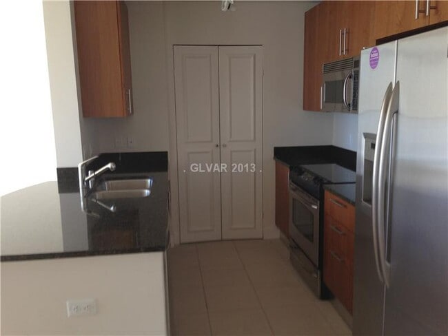 Building Photo - High Rise Unit with Strip Views