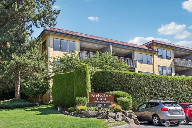 Building Photo - Walk to Juanita Beach with a stunning view!