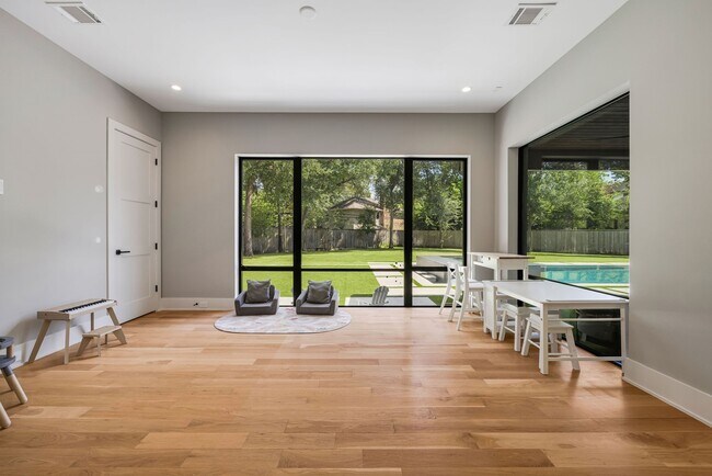 Building Photo - 12427 Pebblebrook Dr