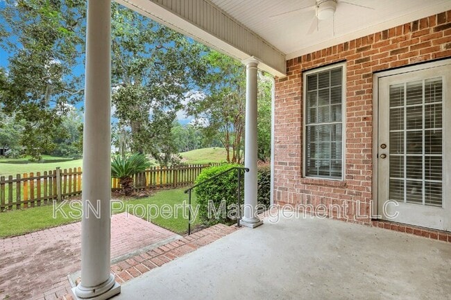 Building Photo - 5 Southernwood Pl