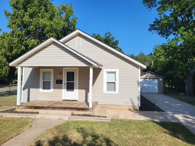 Primary Photo - 2-bedroom 1 bathroom house with garage and...