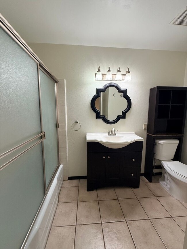 Building Photo - Spacious 3 bedroom 2 bath townhome with 2 ...