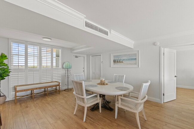 Building Photo - 130 Lakeshore Dr