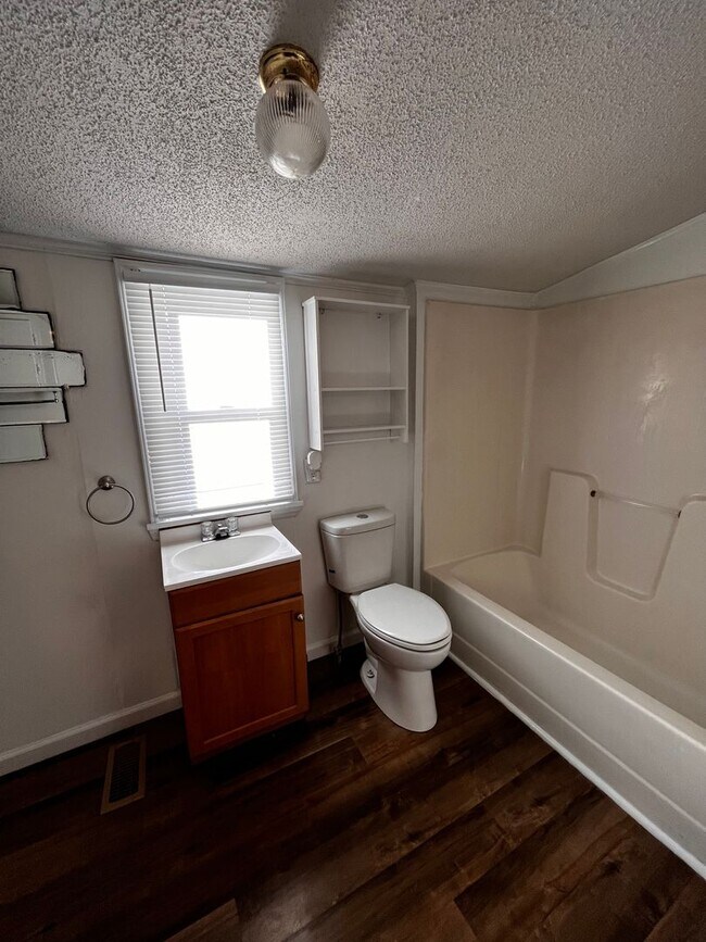 Building Photo - Charming Two Bedroom Home in Historic Morehead City Walking District with Dining Area and Living ...