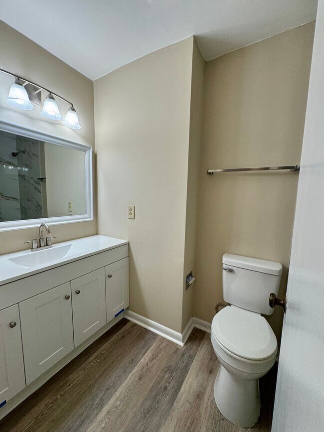 Building Photo - 2-bedroom townhouse in the Oaks!