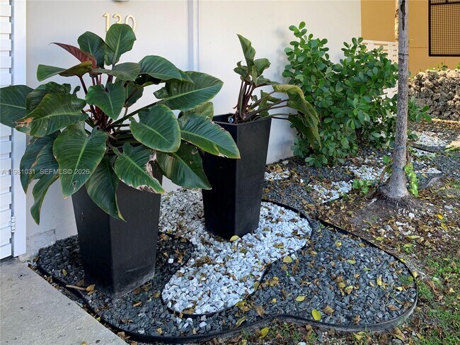 Building Photo - 130 Mendoza Ave