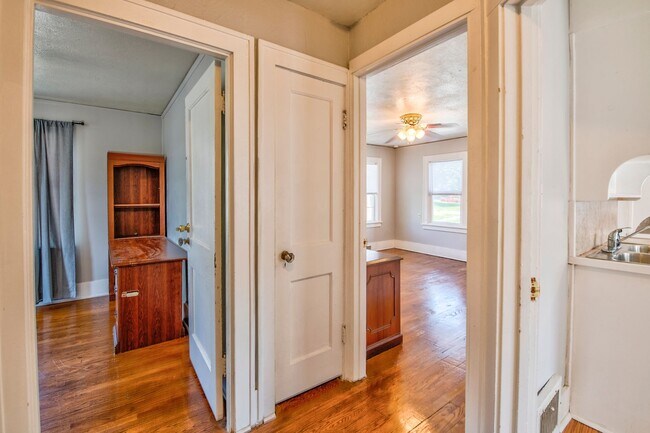 Building Photo - 563 S 35th St