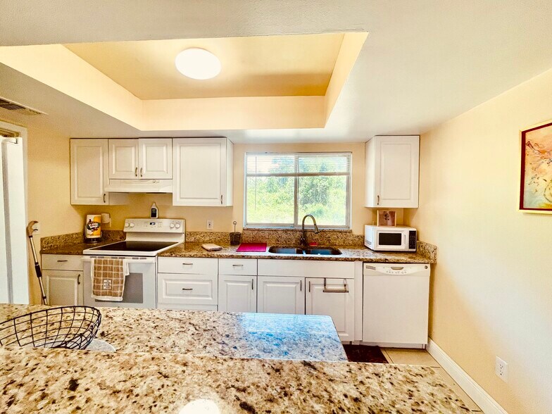 Building Photo - 2633 Kinnon Dr