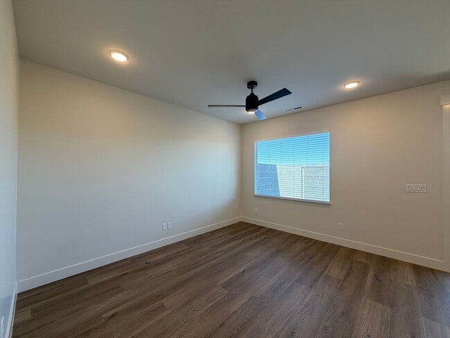 Building Photo - BRAND NEW TOWNHOME FOR RENT BY CRIMSON CLIFFS!