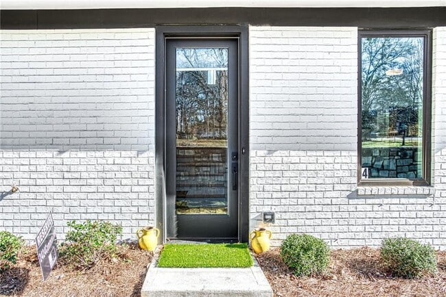 Building Photo - 2424 Memorial Dr SE