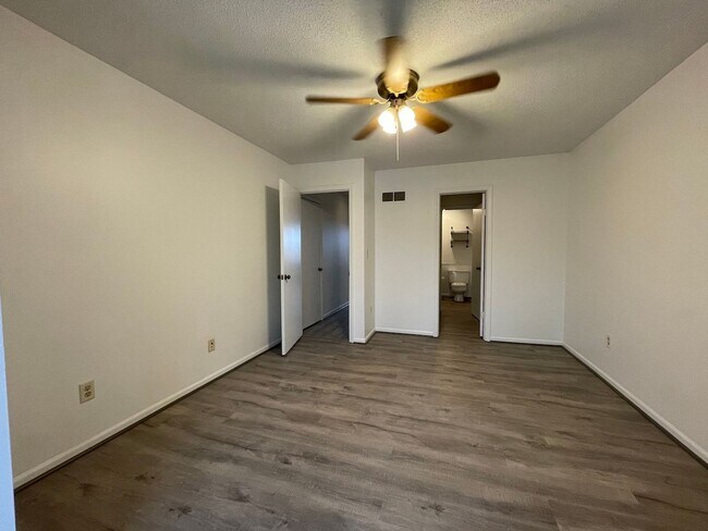 Building Photo - {12901} Spacious Townhome with a 1 car garage & full basement