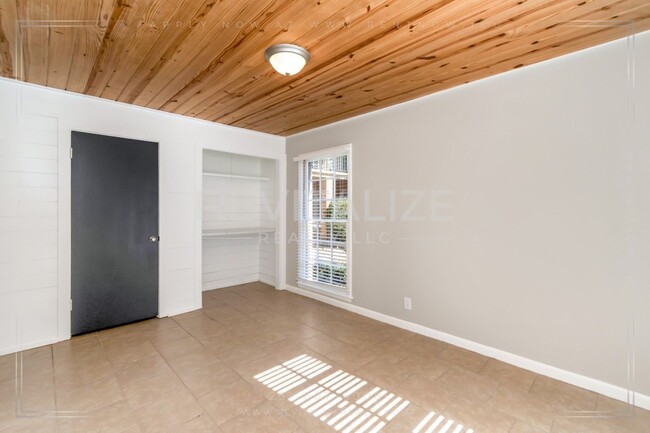 Building Photo - Charming 2/1.5 Apartment in Midtown!