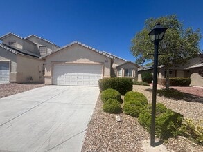 Building Photo - GREAT SINGLE STORY WITH 3 BEDS & 2 BATHS IN GATED COMMUNITY!