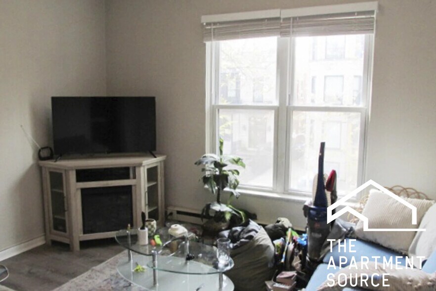 Building Photo - 722 W Roscoe St