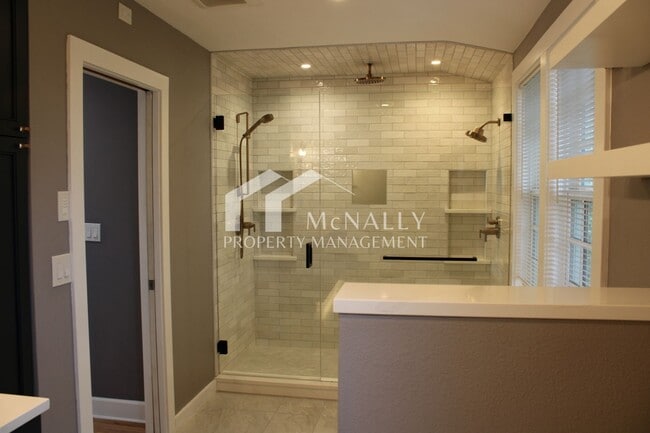 Building Photo - 5 Bedroom, 4 Bathroom Historic Tacoma Home