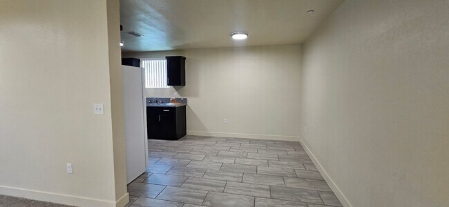 Building Photo - 3839 Woodlawn Ave