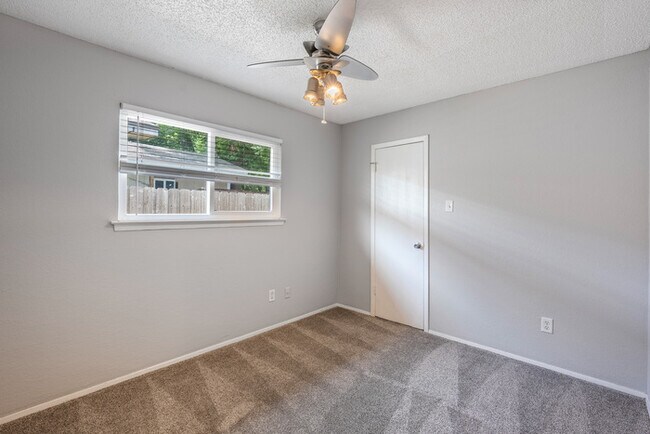 Building Photo - 1153 Brookswood Ave