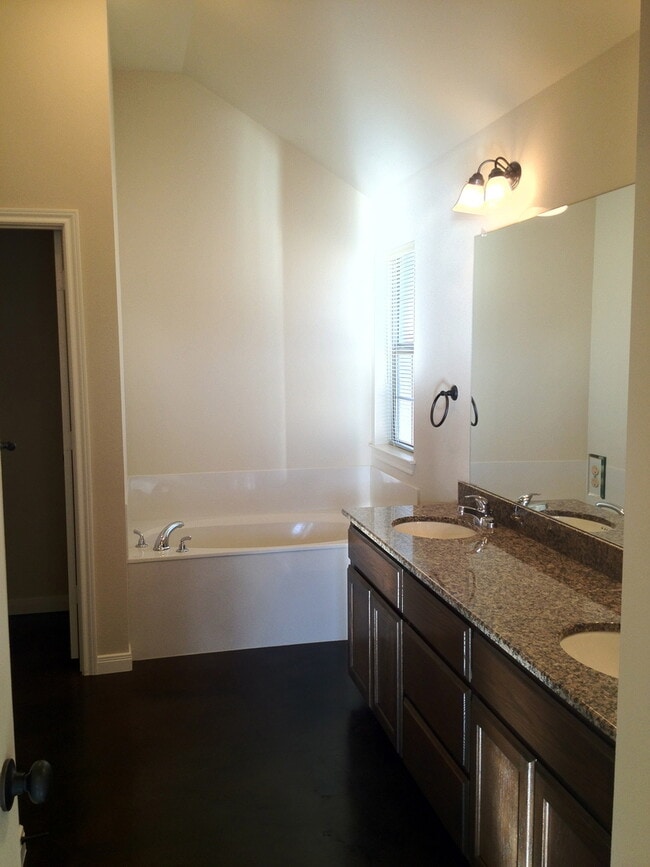 Building Photo - Duplex