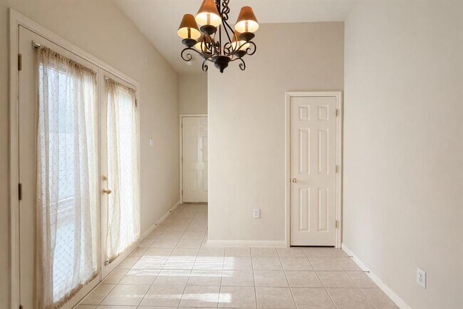 Building Photo - 5515 Davis Ln