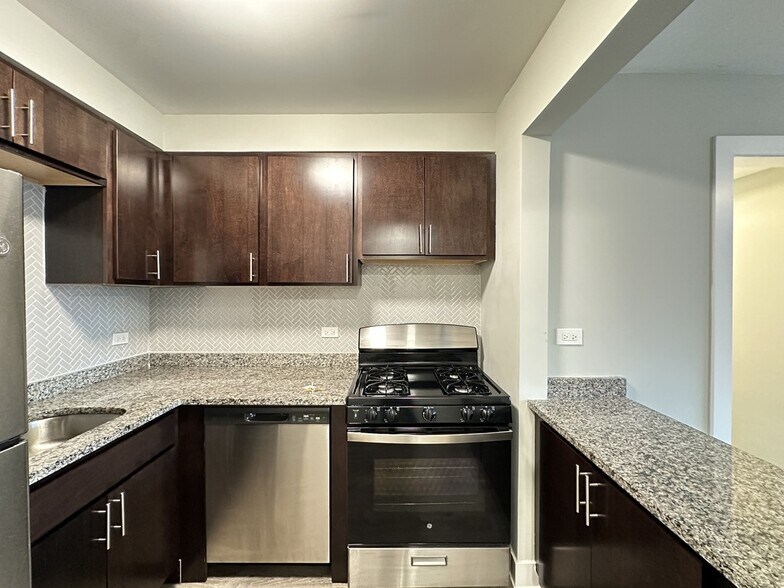 Building Photo - 533 W Surf St