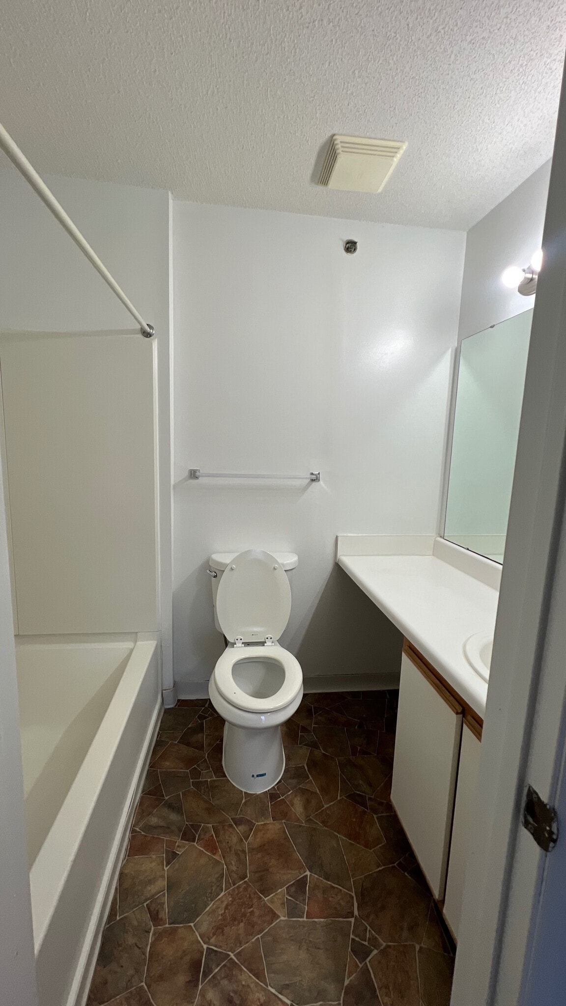 Building Photo - Room in Condo on Collegiate Cir