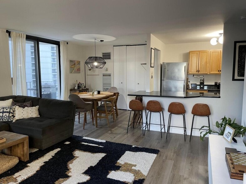 Building Photo - 70 W Huron St