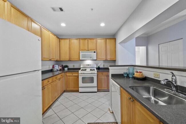 Building Photo - 4950 Brenman Park Dr