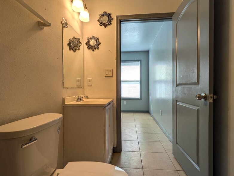 Primary Bedroom ensuite full bath - 807 21st St