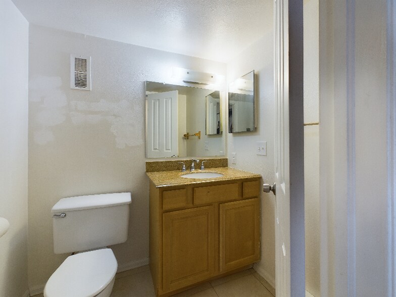 Building Photo - 14720 E Kentucky Dr