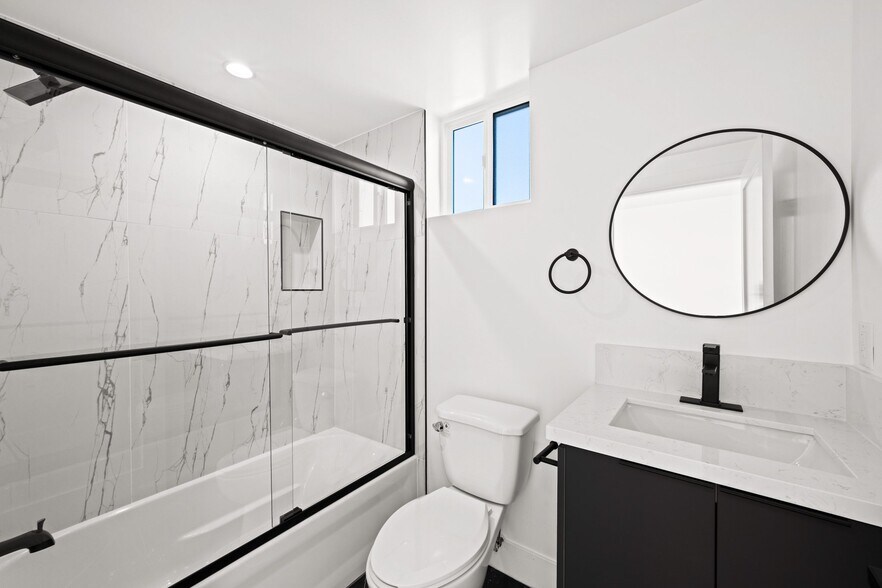 Building Photo - 2000 Hillcrest Dr