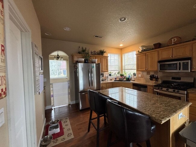 Building Photo - Beautiful and Spacious 4 Bed/2.5 Bath Home...