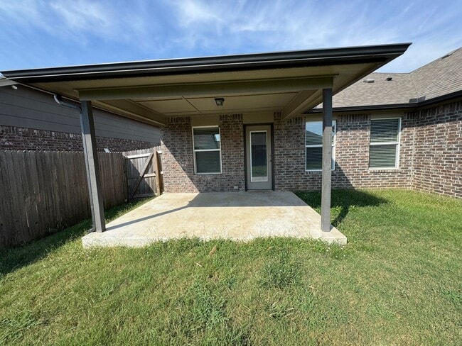 Building Photo - 4 bed, 2 bath, 3 car garage!