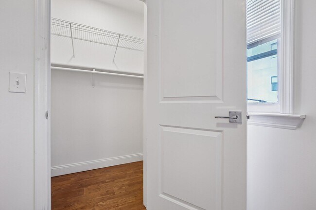 Building Photo - 76 Hutton St