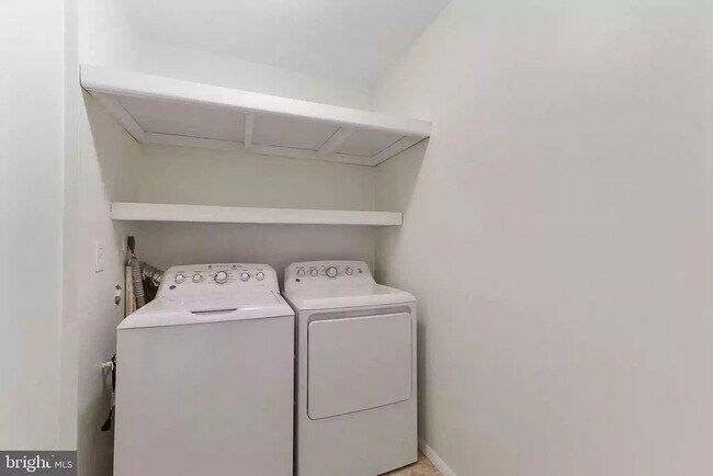 Building Photo - 221 Crocker Dr