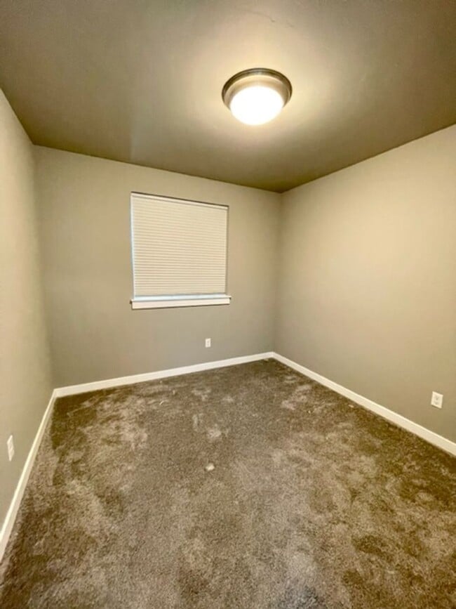 Building Photo - Like new 3 bedroom townhome in SE Bend!