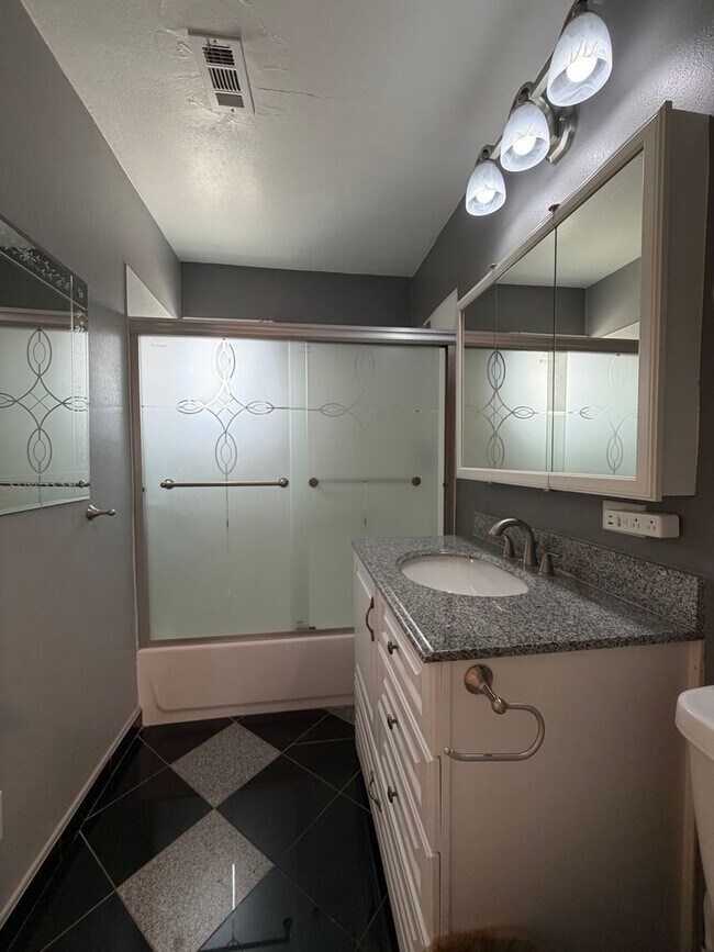 Building Photo - NEW LISTING!! 3 Bedroom 1.5 Bathroom House with Huge Yard, Central Heat & Air!