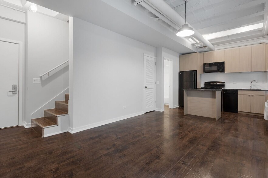 Building Photo - 5722 N Winthrop Ave