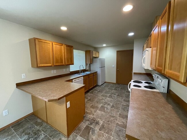 Building Photo - Beautiful, Spacious 4 Bedroom - 2.75 Bath ...