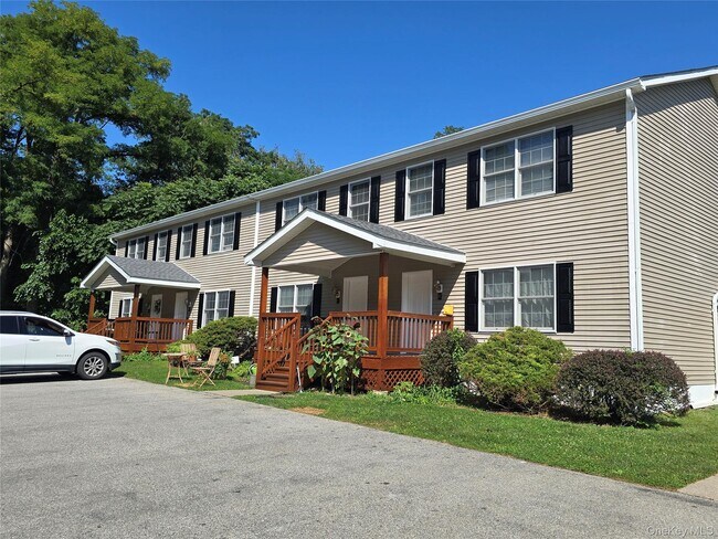 Primary Photo - 18-18 Willow Way